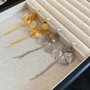 Boucles d'oreilles fleur évidée avec pampilles et zircons en plaqué or et argent
