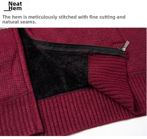 Dettaglio della giacca in maglia bordeaux con fodera in pile nero e bordo a coste
