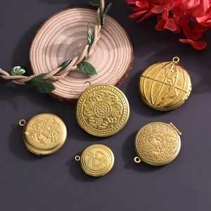 Pendentifs médaillons ronds en laiton vintage avec divers motifs gravés sur fond sombre