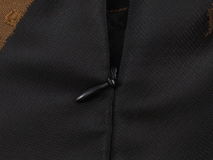 Détail macro d'une fermeture éclair invisible en goutte d'eau sur une robe en jacquard