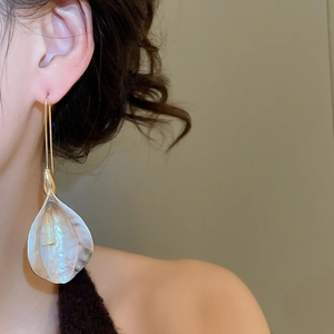 Vue macro de boucle d'oreille pendante avec pétale de calla et finition irisée
