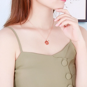 Collier en or rose avec pendentif Good Luck porté par un mannequin en gros plan