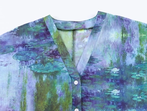 Detailaufnahme der V-Ausschnitt Chiffonbluse mit impressionistischem Seerosenmuster
