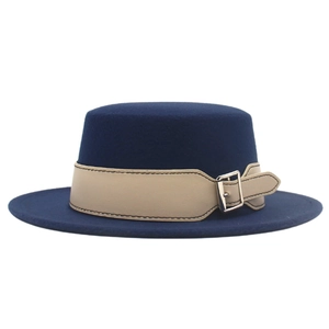Cappello piatto in lana blu scuro con cinturino in pelle beige e fibbia in metallo
