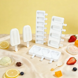 Silikon-Eiscreme-Form Set für DIY-Eis am Stiel in Herzform auf gelbem Hintergrund