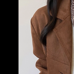 Detailansicht der braunen Wildlederjacke mit Leoparden-Schal und Reverskragen-Textur