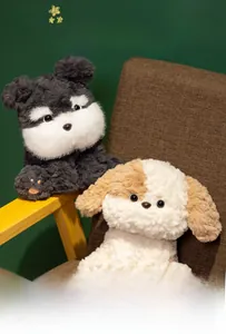 Détail de peluche chiot bouclée montrant la texture douce et la patte brodée sur chaise