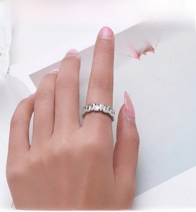 Détail de la bague en argent S925 avec zircons en forme de poire et coupe en goutte