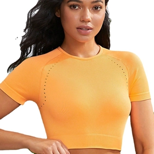 Atmungsaktives orangefarbenes Yoga-Kurzarm-Sporttop mit Netz-Details und Rippenmuster