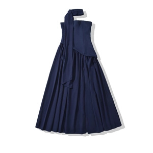 Dettaglio dell'abito lungo a pieghe blu navy con scollo all'americana ed elegante drappeggio