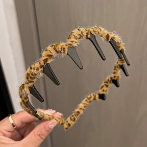Detailansicht eines flauschigen Haarreifens mit Leopardenmuster und Innenzähnen