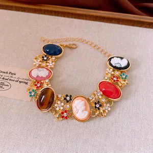 Bracelet vintage doré style français avec breloques camée colorées et cristaux brillants