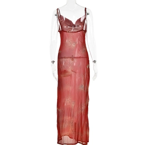Détail d'une robe maxi rouge à imprimé léopard en tulle transparent au niveau du dos