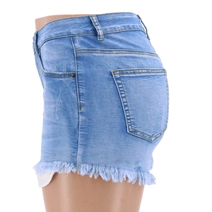 Détail de short en jean bleu clair à taille haute avec ourlets effilochés et poches