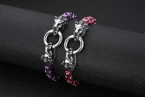 Detail of masculine stainless steel lion head bracelet with heavy link chain in silver finish