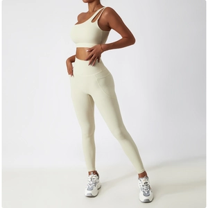 Détail du soutien-gorge de sport asymétrique et legging de yoga à taille haute