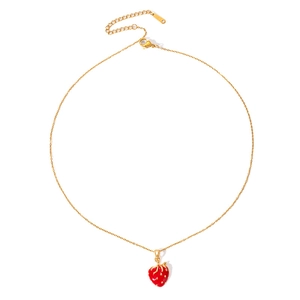 Collier fraise doré minimaliste avec un pendentif fruit rouge sur fond blanc