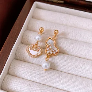 Asymmetric gold-plated hulu and ruyi earrings with white shell, zircon and pearls