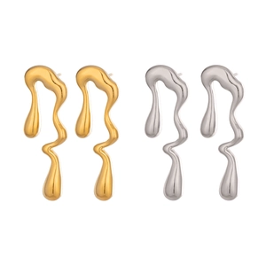 Boucles d'oreilles géométriques en acier titane au fini poli miroir doré et argenté