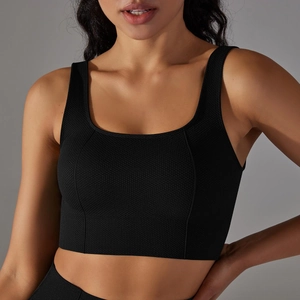 Détail du soutien-gorge de sport noir en maille gaufrée avec encolure carrée chic