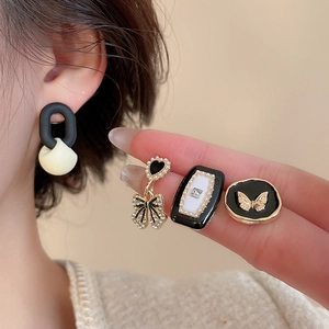 Ensemble de boucles d'oreilles élégantes avec perles, strass et motifs de papillons