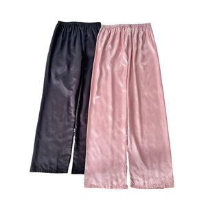 Pantalon large en soie synthétique pour femme en noir et rose lotus avec taille élastique