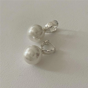 Elegant 925 sterling silver pearl hoop earrings with classic quilted metal pattern