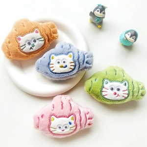 Vue détaillée d'une broche chat en peluche avec broderie fine et texture douce