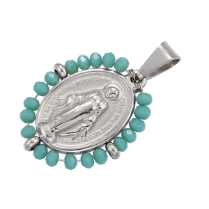 Détail macro du pendentif portrait en argent avec perles turquoise et gravure religieuse