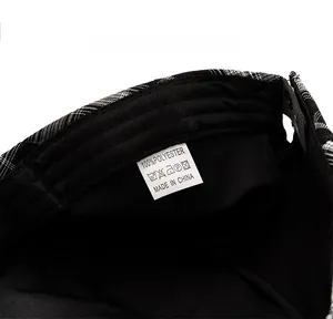 Détail de la doublure de béret à carreaux gris avec étiquette d'entretien 100% polyester