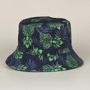 Détail de l'imprimé d'ananas tropical et coutures sur bob bleu marine
