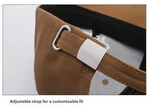 Détail de la boucle en métal réglable sur la casquette en coton pour un ajustement