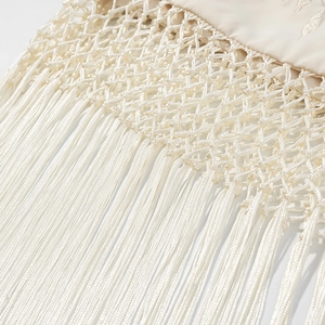 Mini-jupe crème brodée avec tissage en maille et longues franges élégantes