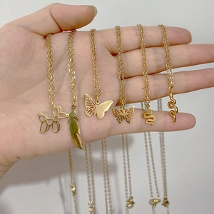 Comparaison détaillée des colliers pendentifs papillon et chien ballon en plaqué or