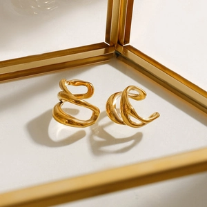Moderne minimalistische Gold-Ohrklemmen aus poliertem Edelstahl mit Wellenstruktur