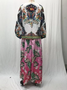 Vue arrière du chemisier à manches longues imprimé fleuri et jupe rose sur mannequin