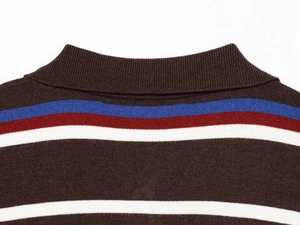 Detail eines dunkelbraunen Strick-Polopullovers mit dreifarbigen Streifen am Nackenbereich