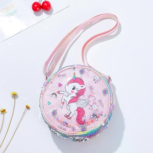 Dettaglio della borsa unicorno rosa con paillettes a sirena, perline e glitter per bambine