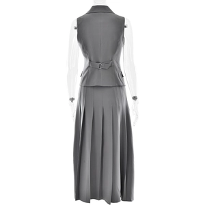Détail de gilet gris avec bride arrière ajustable et ensemble jupe longue plissée élégante