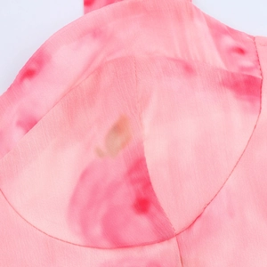 Abito lungo senza maniche in chiffon tie-dye rosa con scollatura a cuore e stile dolce