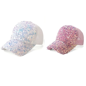 Dettagli di paillettes glitterate e tessuto a rete traspirante sui berretti da baseball