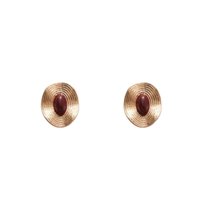 Boucles d'oreilles ovales dorées vintage avec pierre rouge et texture concentrique
