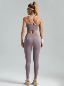 Ensemble de yoga ajusté avec brassière dos nu et legging taille haute en gris-violet