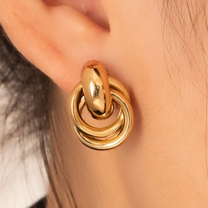 Boucles d'oreilles vintage en acier titane plaqué or avec design à triple anneau
