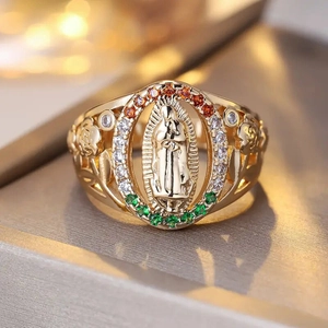 Details des Guadalupe-Goldrings mit bunten Zirkonia und Rosenreliefs am Band