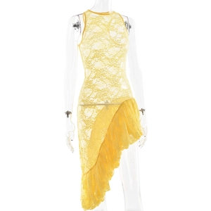 Gros plan d'une robe jaune sans manches en dentelle avec ourlet à volants asymétrique