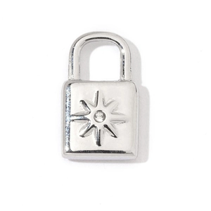 Vue détaillée d'un pendentif cadenas argenté avec gravure étoilée et petit cristal