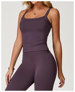 Détail de l'ensemble de yoga taille haute violet foncé en tissu mat brossé souple
