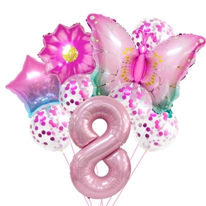 Détail de ballons papillon dégradé rose et chiffre 8 avec paillettes pour anniversaire