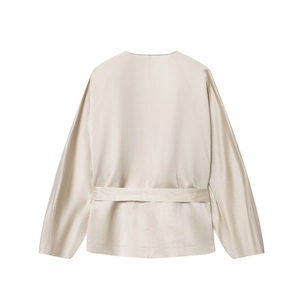 Hellbeige langärmelige Leinenmischung-Bluse mit passendem Bindegürtel auf weißem Grund